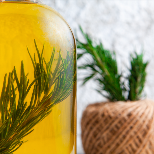 7 Benefits of Using a Hair Growth Oil Daily (Backed by Nature)